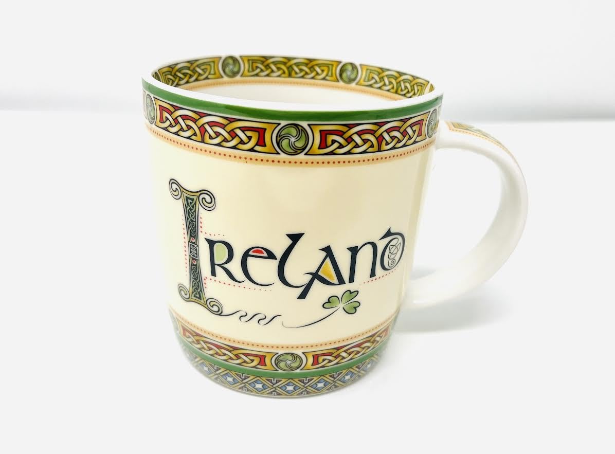 Detalle del borde blanco en la taza Royal Tara, diseño elegante
