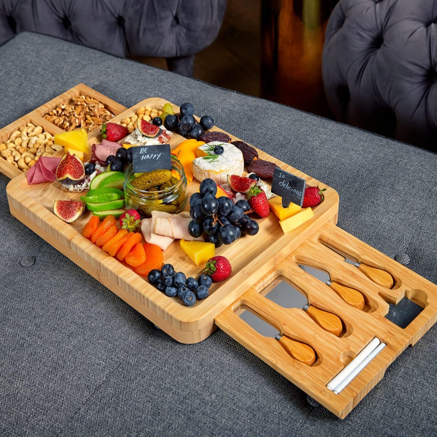 RoyalHouse espacio frutas quesos, capacidad para variedad de bocados.