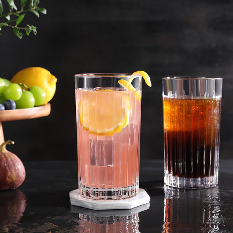 Mesa familiar con vasos altos Royalrose VertiLine para ocasiones especiales.