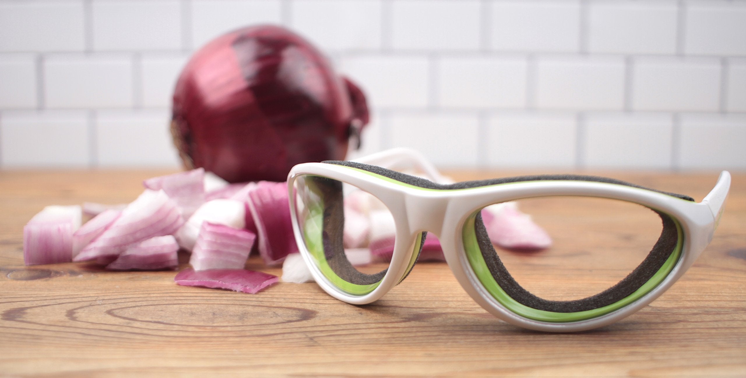 Uso práctico en cocina para cortar cebollas sin irritación de vapores.