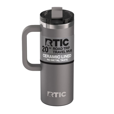 Taza RTIC Road Trip de 20oz con interior cerámico para un sabor puro.
