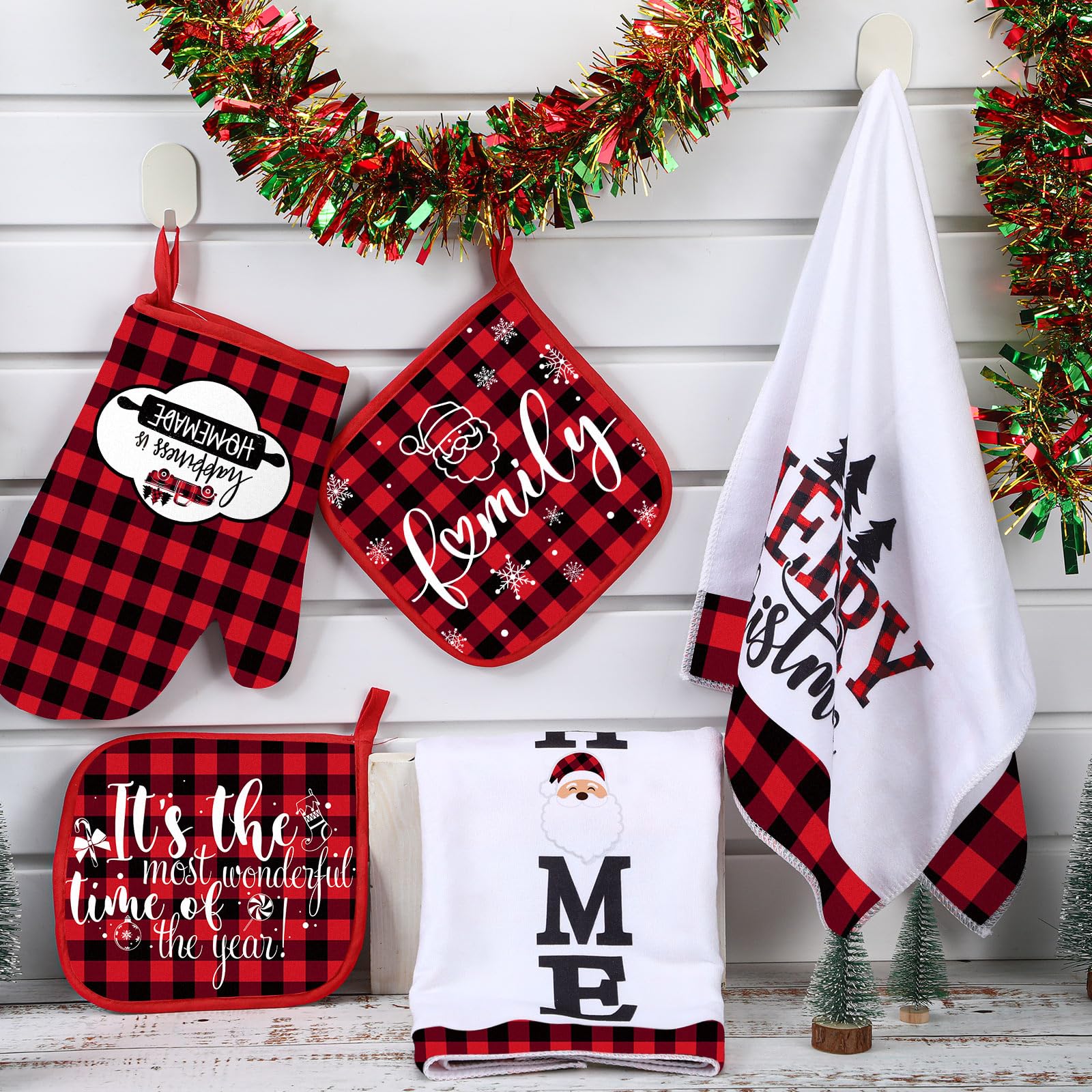 Rtteri detalles navideños en textiles de cocina para ambientar la casa.