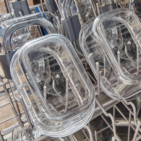 Rubbermaid varios contenedores apilados en nevera, optimizan espacio y organización