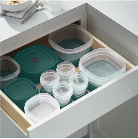 Contenedores rectangulares apilables para optimizar el espacio en la cocina.