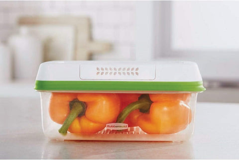Base elevada del Rubbermaid FreshWorks Produce Saver favorece la circulación de aire