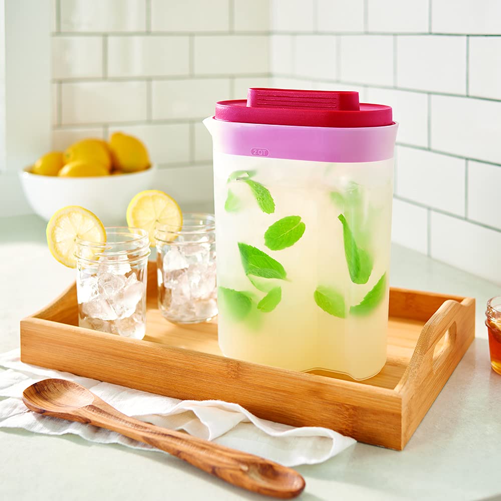 Jarra Rubbermaid Compacta de 1,9 litros lista para servir bebidas.