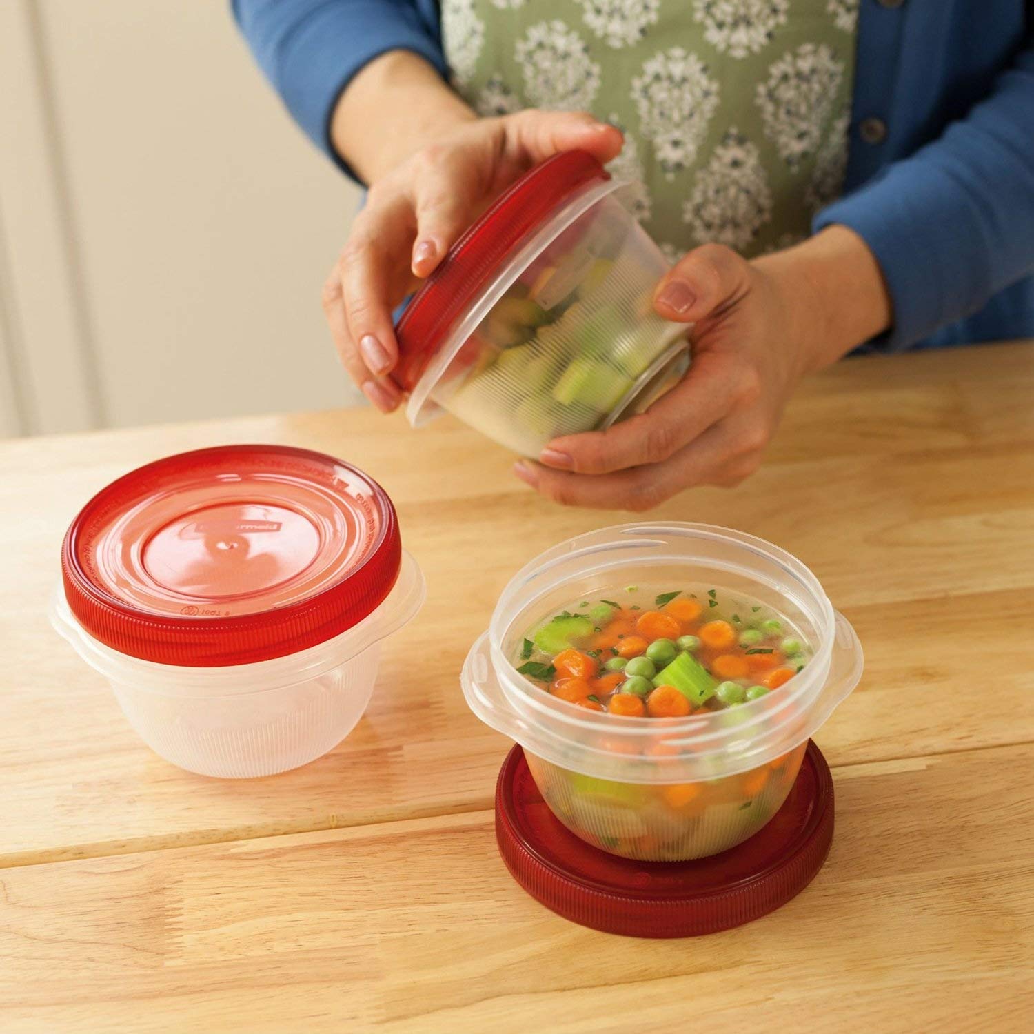 Manijas de Rubbermaid TakeAlongs que se mantienen frías cuando el contenido está caliente.