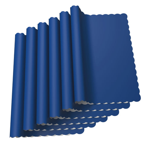 Manteles de papel azules desechables de Rupert and Jeoffrey's para proteger la mesa.