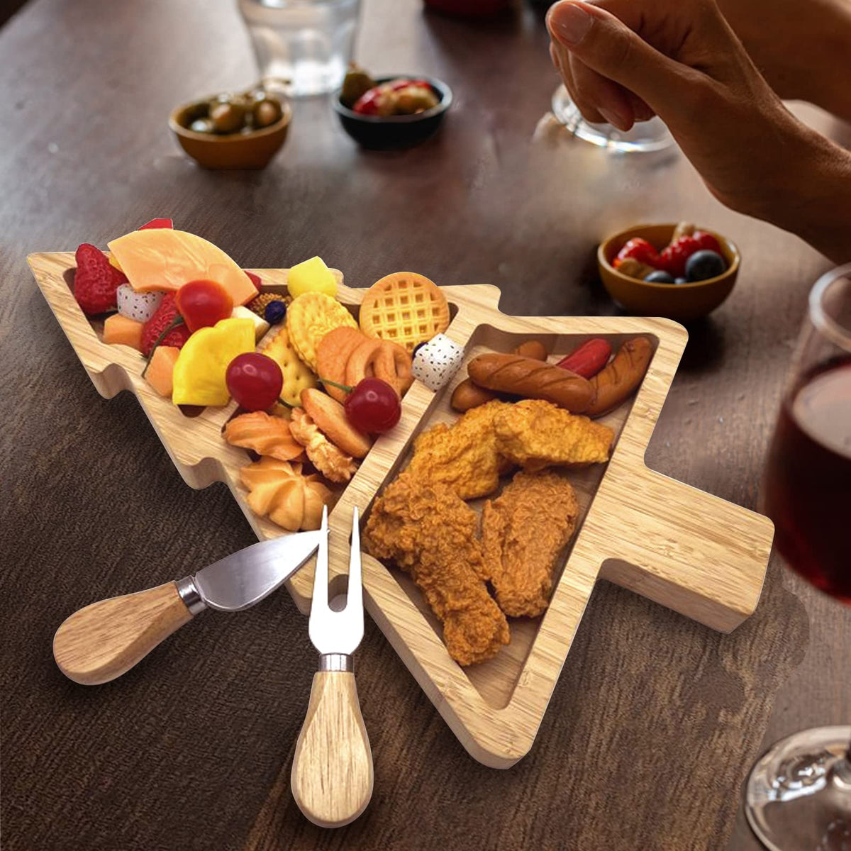 Bandeja Ryetaga de bambú para servir alimentos con diseño multiespacios, ideal para aperitivos