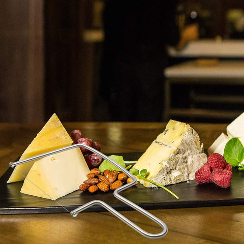 Diseño ergonómico del cortador de queso Aeon Design para manejo cómodo