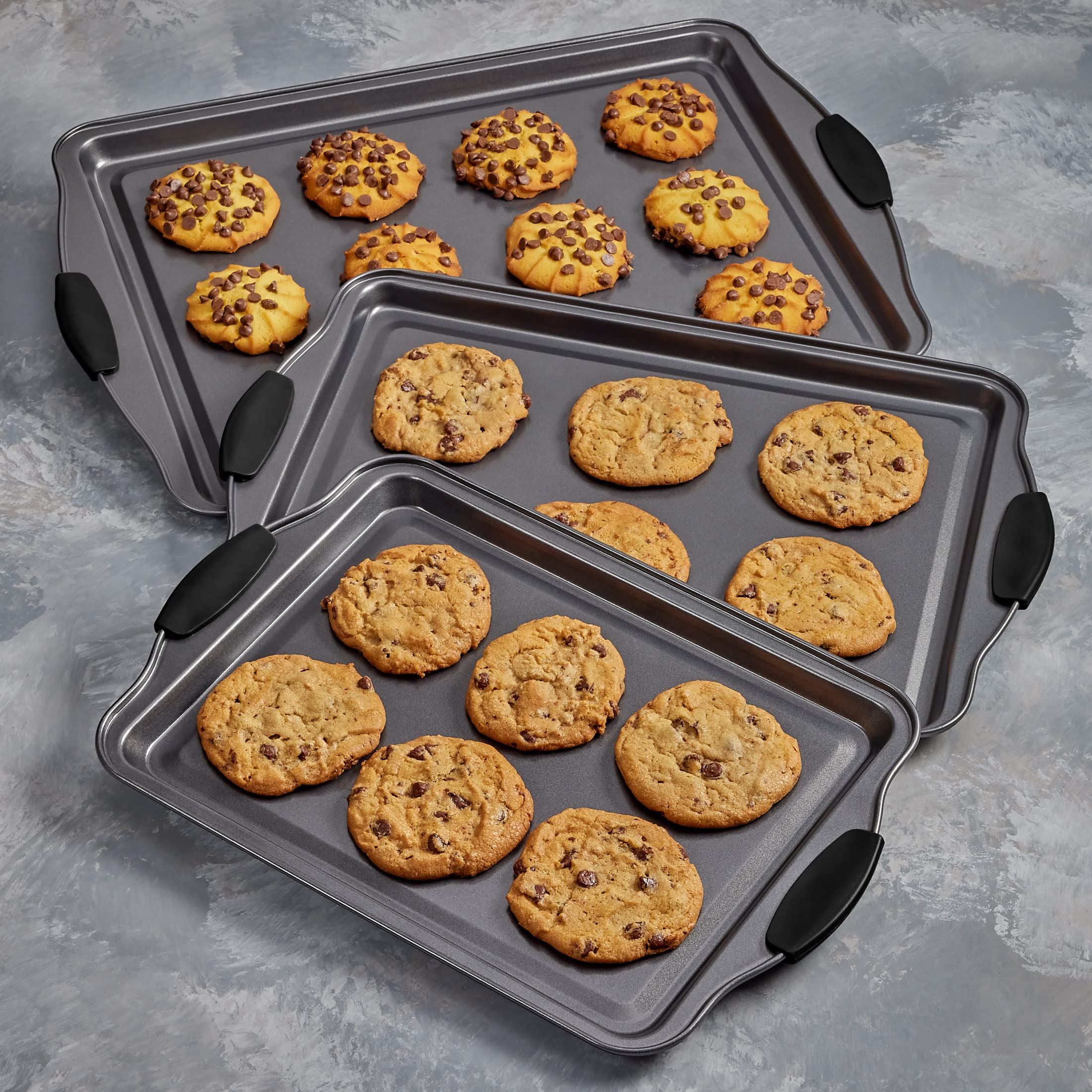 SAFUU facilita hornear galletas y pasteles con antiadherente confiable.