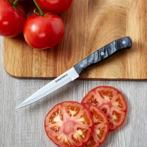 Sabatier cuchillo en uso cortando tomate mostrando control y rebanadas limpias