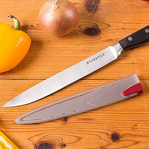 Sabatier cuchillo en uso rebanando carne, ofrece cortes limpios y manejo ergonómico
