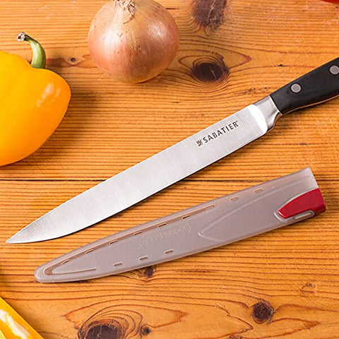 Sabatier cuchillo en uso rebanando carne, ofrece cortes limpios y manejo ergonómico