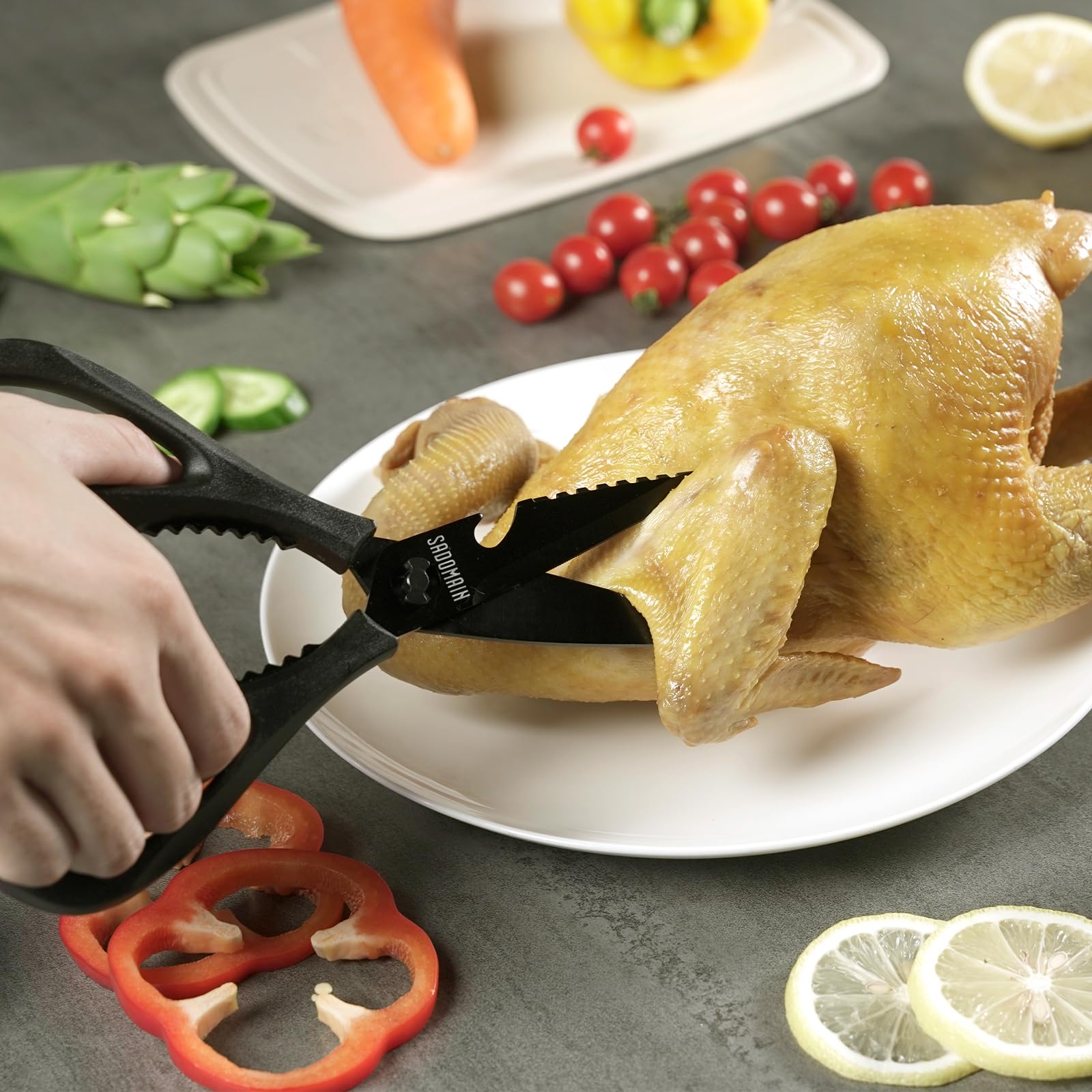 Tijeras SADOMAIN con afilador integrado para restaurar el filo rápidamente.