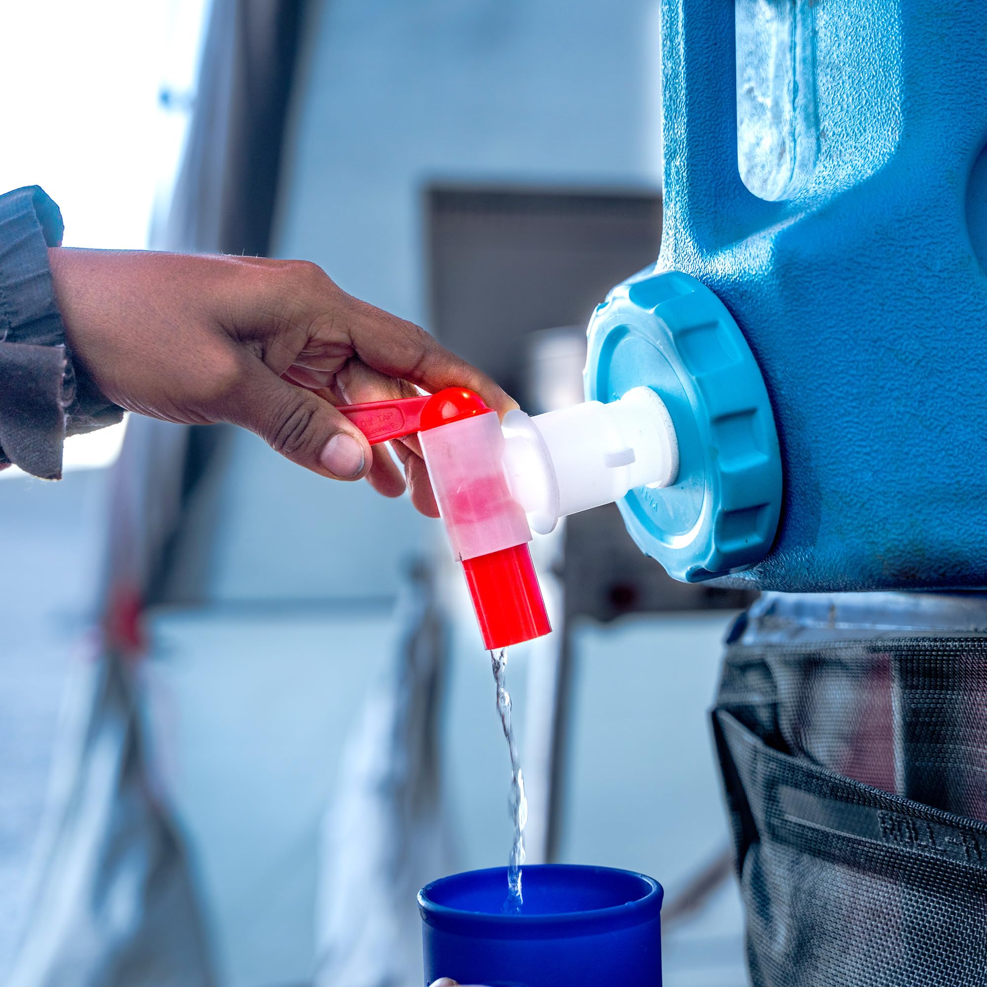 Pensado para mascotas: agua fresca disponible sin levantar el recipiente.