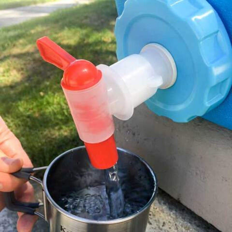AquaBrick dispensador exterior facilita servir agua y limonada en campamentos.