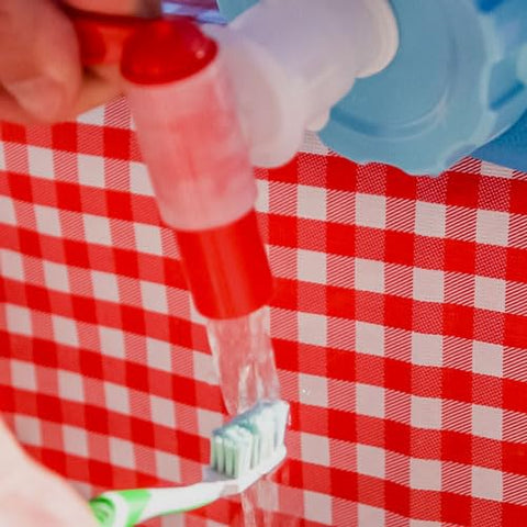 Uso en camping: verter bebidas con precisión desde el contenedor.
