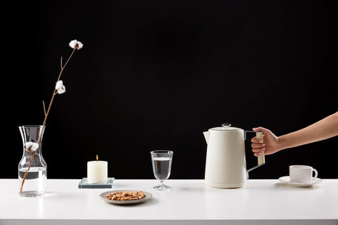 SAKI Luna hervidor acabado blanco perla para cocina elegante
