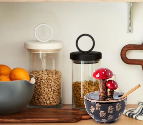 Salero hongo cerámica marrón, regalo ideal para la cocina.