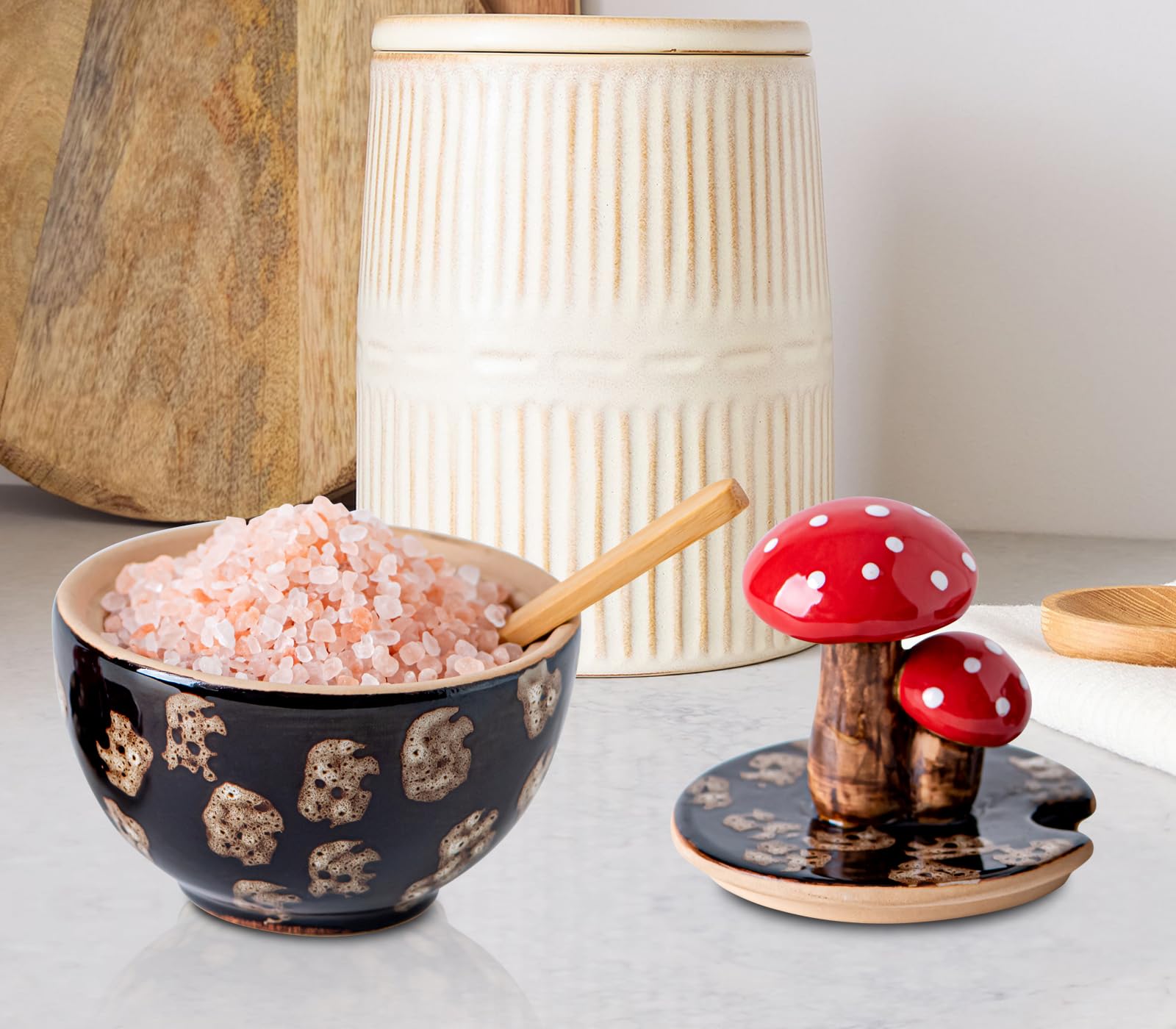 Salero hongo cerámica marrón, detalle de diseño para mesa elegante.