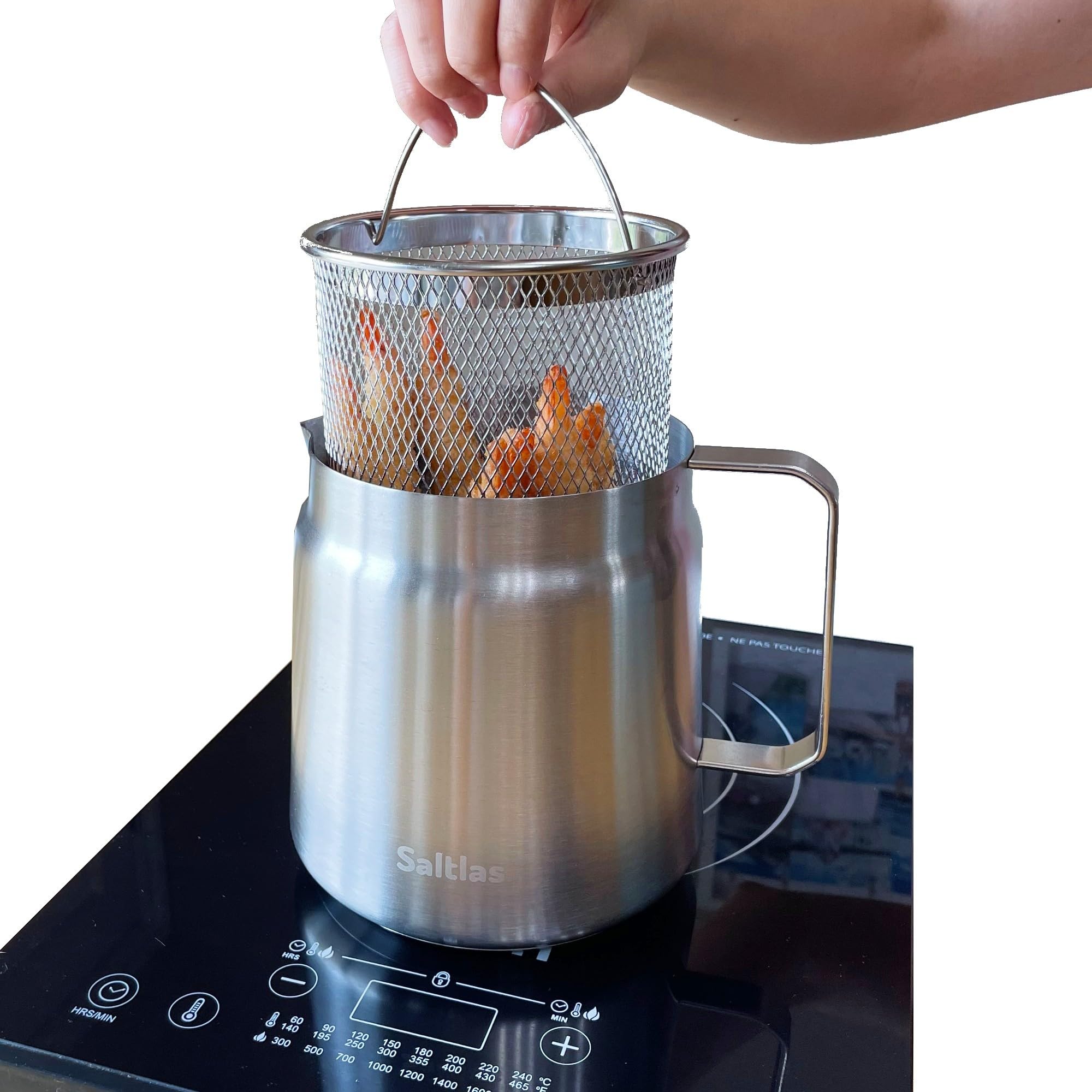 Saltlas olla frita profunda con cesta, lista para papas crujientes.