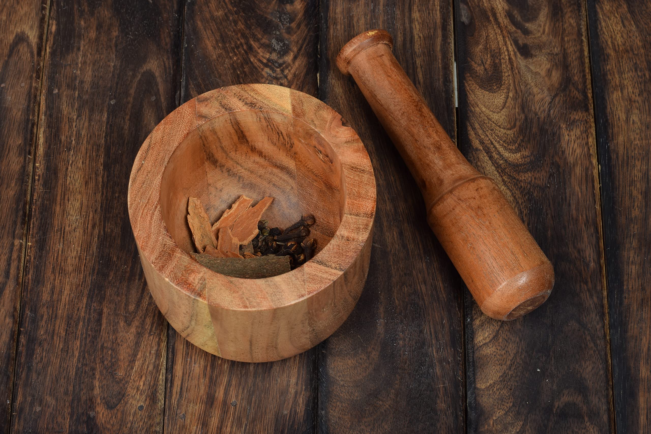 Samhita mortero de acacia, pilón ergonómico facilita triturar ingredientes.
