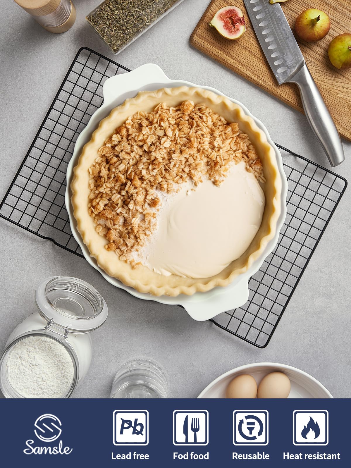 Samsle bandeja pie cerámica blanca con borde ondulado, presentación elegante.