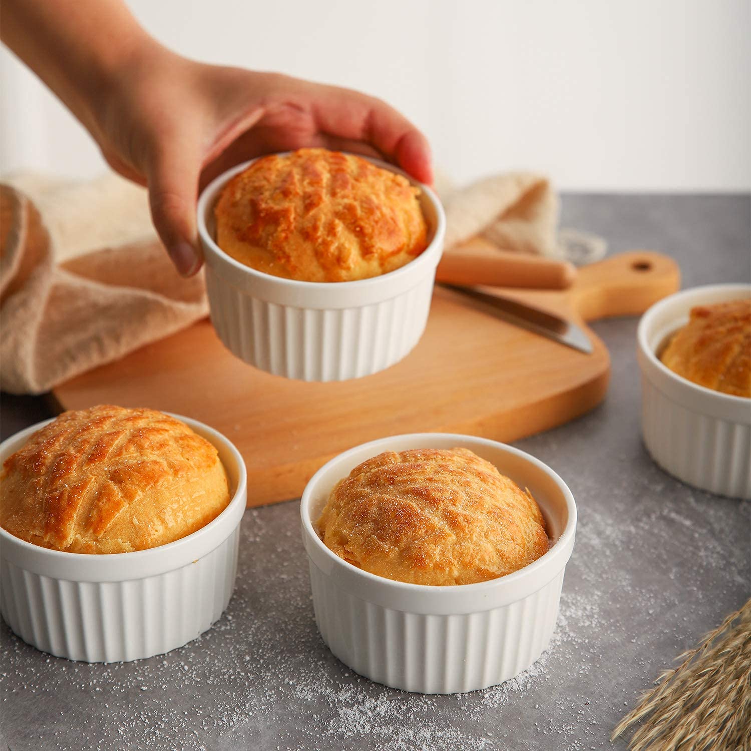 Samsle ramequines de porcelana 4oz, postre crème brûlée listo para servir.
