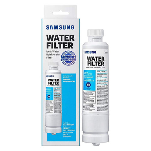 Filtro Samsung de agua pura servido en vaso, mejora la calidad y sabor del agua.
