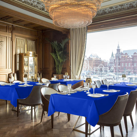 Mantel sancua azul royal en ambiente de gala, realza la decoración.