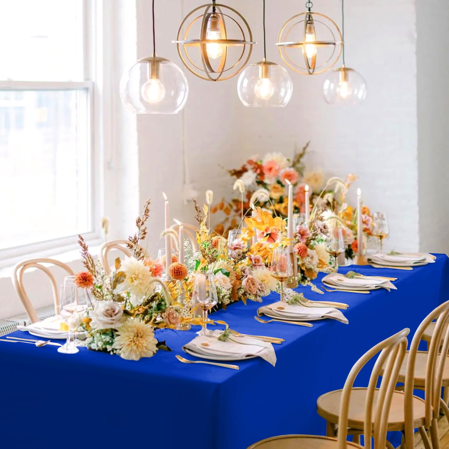 Textura suave y resistente del mantel sancua azul royal para eventos.