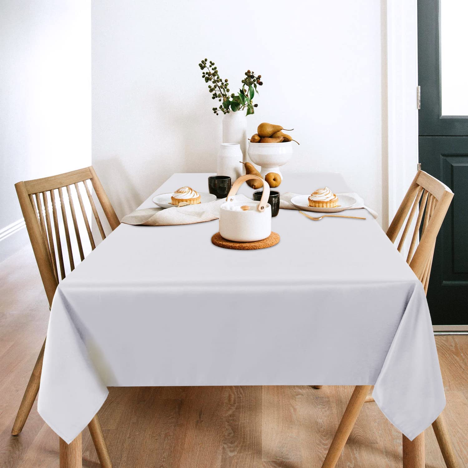 Mantel blanco Sancua rectangular de 6 pies en mesa, aspecto limpio y formal.