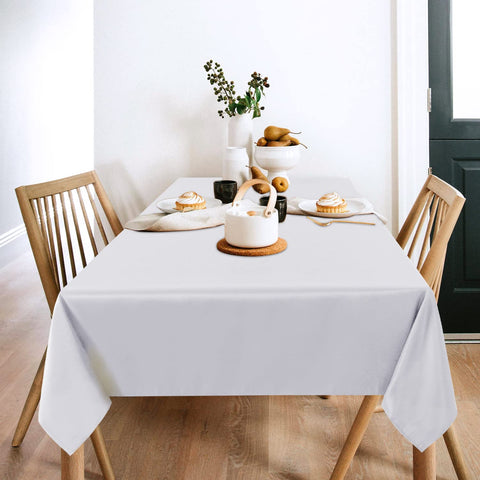 Mantel blanco Sancua rectangular de 6 pies en mesa, aspecto limpio y formal.