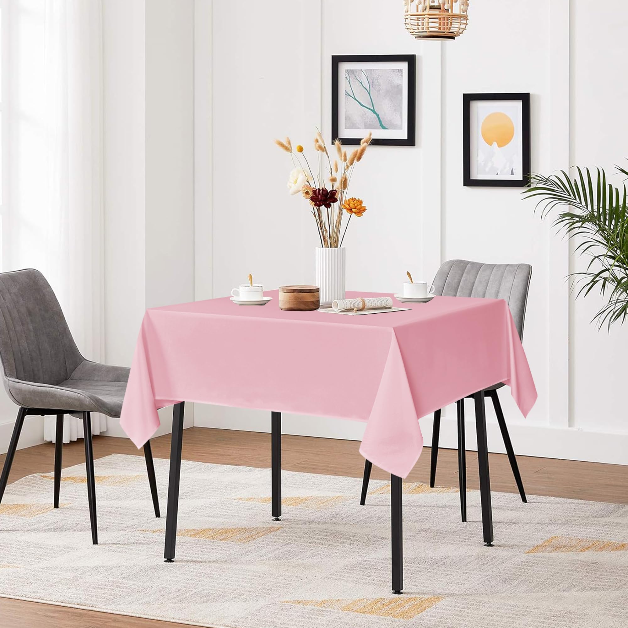 Mantel sancua rosa sobre mesa de comedor para cena diaria.