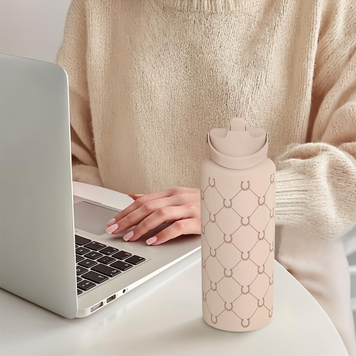 Botella SANDJEST 32oz con agarre ergonómico, manejo cómodo.