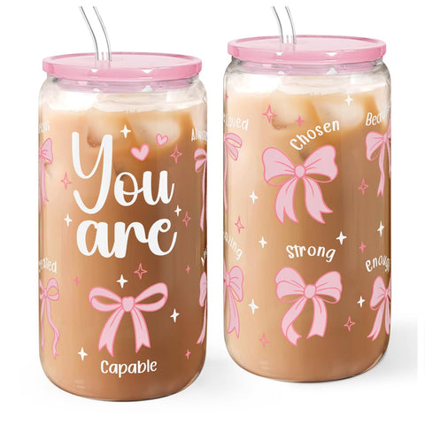 Vaso Sandjest Christian de vidrio 16oz con tapa acrílica y pajita, ideal para bebidas frías.