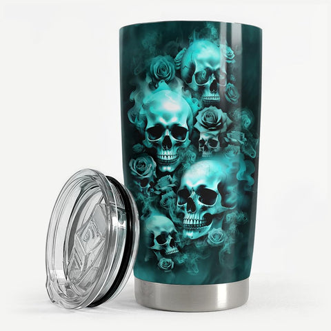 SANDJEST Cráneo Termo 20oz en manos para transporte cómodo.