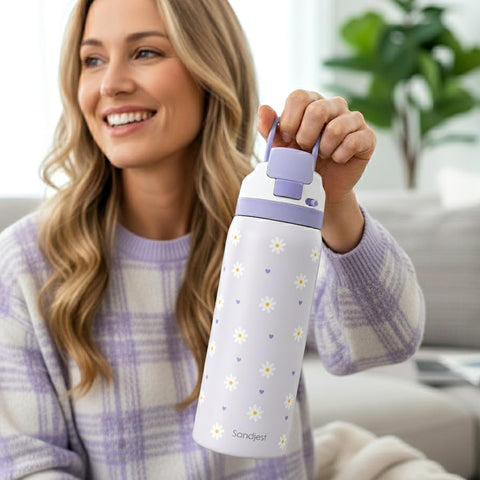 Sandjest Daisy tapa segura evita derrames, ideal para sorbos sin preocupaciones