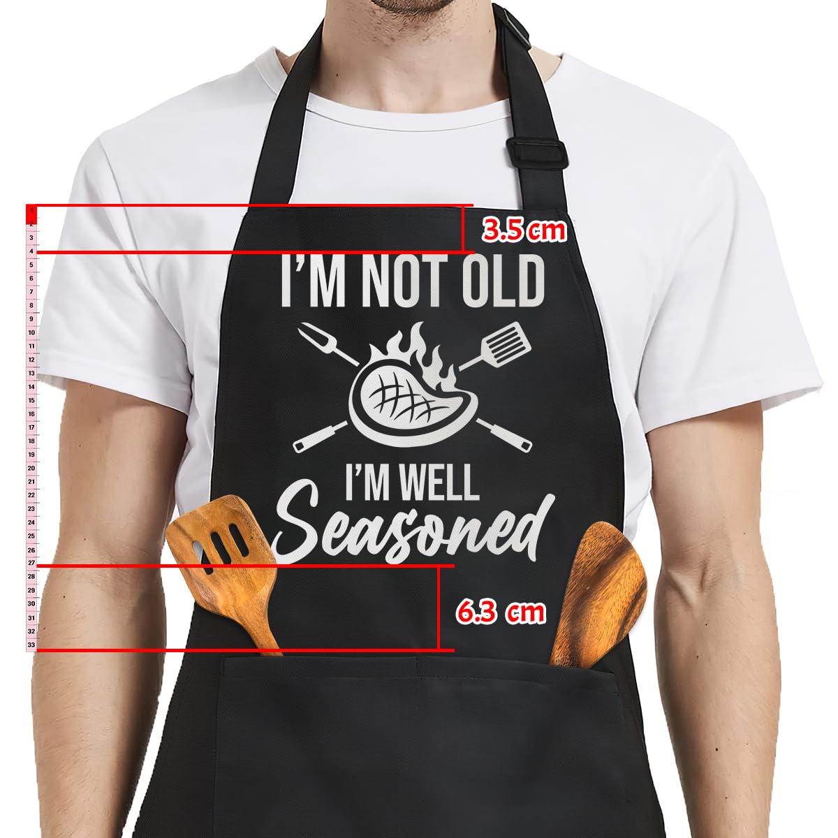 Delantal SANDJEST en uso práctico, ideal para tareas de cocina y barbacoa.