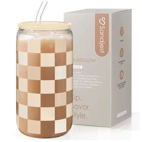Sandjest vaso de vidrio con cuadros beige, tapa y pajilla, ideal para bebidas frías sostenibles