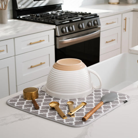 Tapete reversible S&T INC. de dos caras para mayor versatilidad en la cocina.