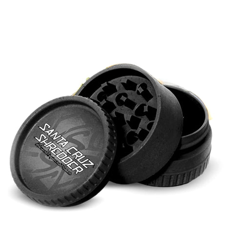 Molinillo Santa Cruz Shredder con tapa estriada en negro para un molido cómodo y preciso