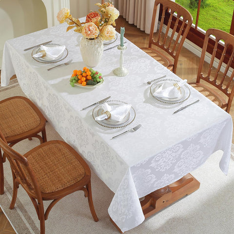 Detalle floral jacquard que realza la mesa durante cenas y celebraciones.