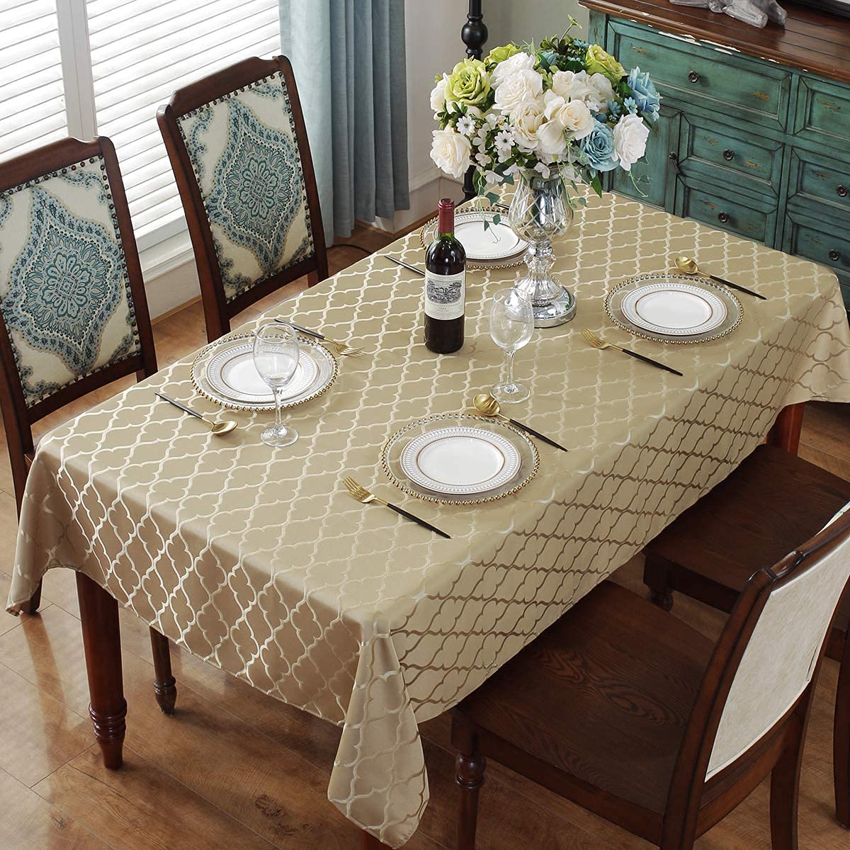 Mantel jacquard con patrón floral SASTYBALE añade lujo discreto al comedor