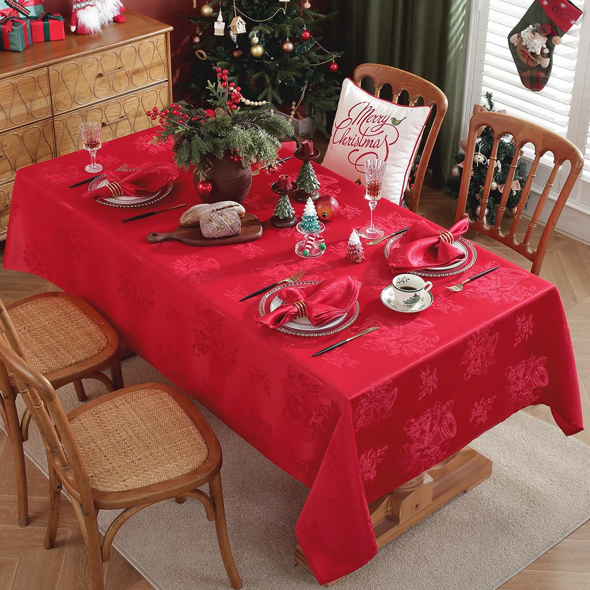 Mantel SASTYBALE con acebo y bayas, añade elegancia y protección.