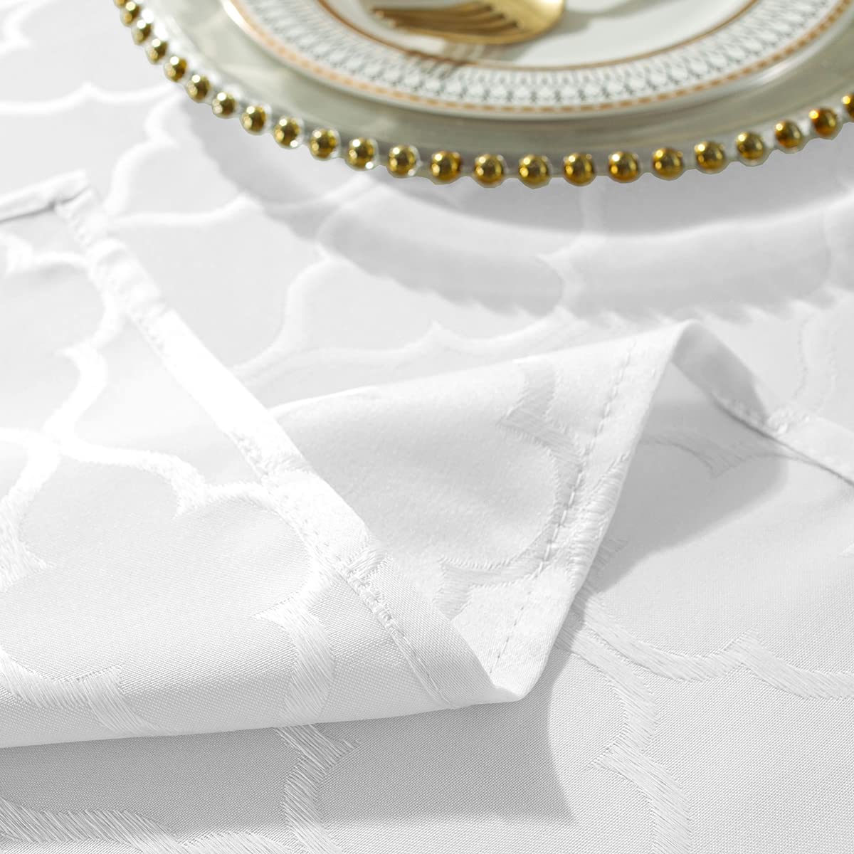 Detalle jacquard en mantel SASTYBALE, textura que realza la mesa.