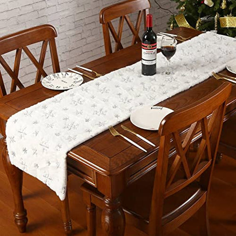 Detalle bordado en pelaje blanco de Sattiyrch para la mesa festiva.