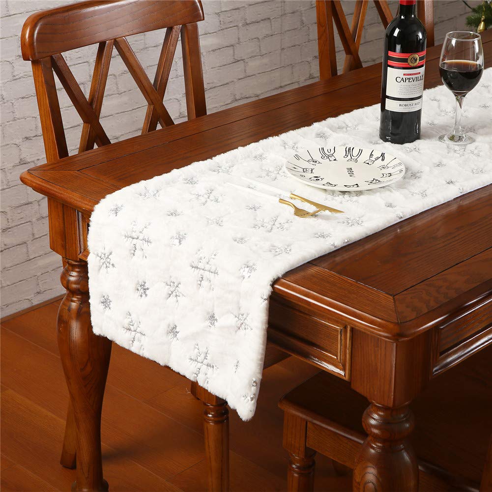 Mantel Sattiyrch de pelo blanco con copos plateados, ideal para cenas navideñas.