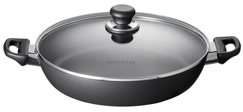 Vista superior de Scanpan Classic 12,5 pulgadas con tapa; distribución uniforme para salteados.